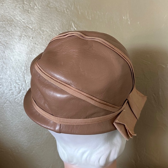 FABULOUS 1960s\' TAN LEATHER CLOCHE STYLE HAT + BEIGE GROSGRAIN TRIM & SIDE  BOW main image 8